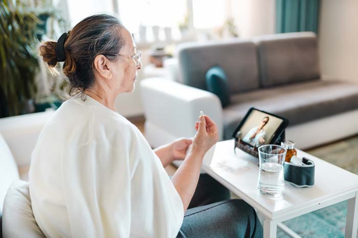 Kvinna som sitter i videomöte med sin läkare